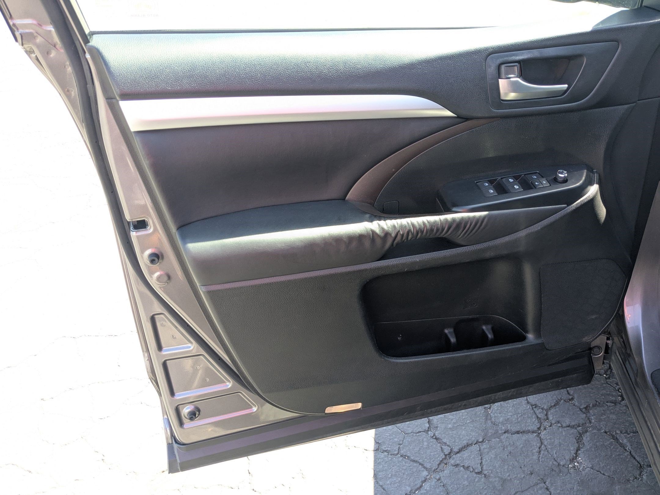 Used 2016 Predawn Gray Mica Toyota XLE image 12