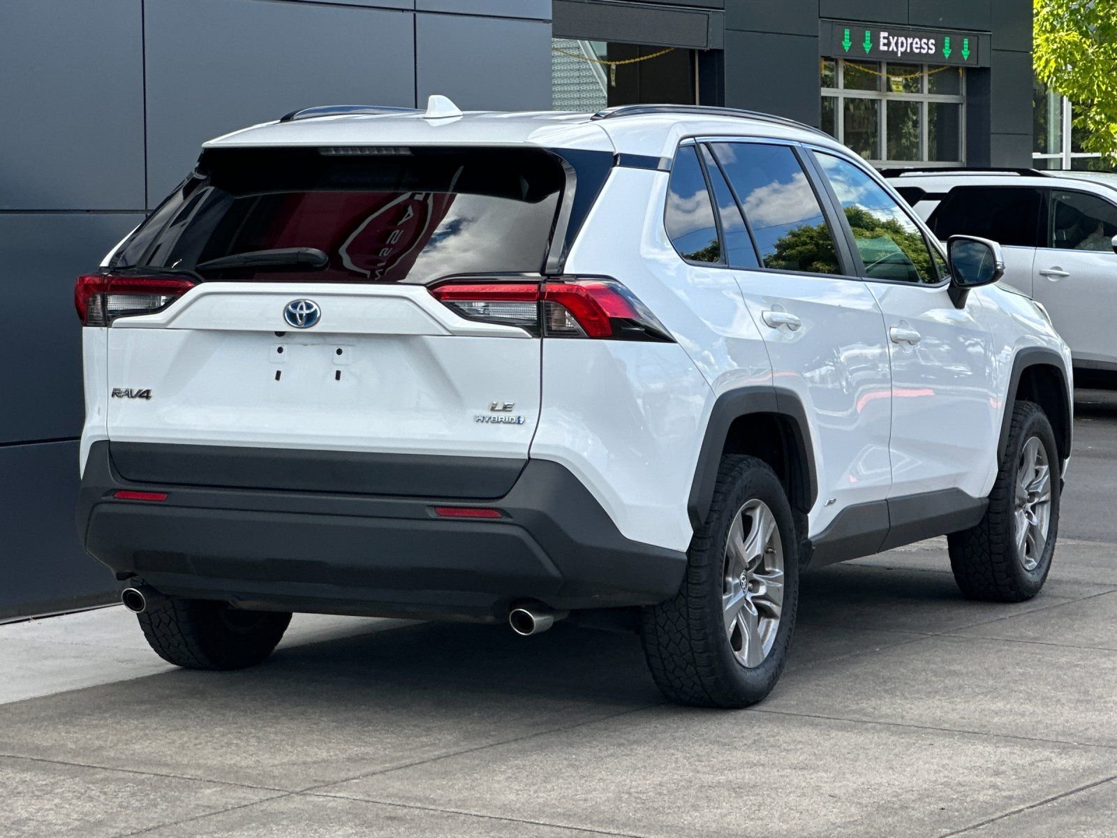 Used 2023 Ice Toyota LE image 3