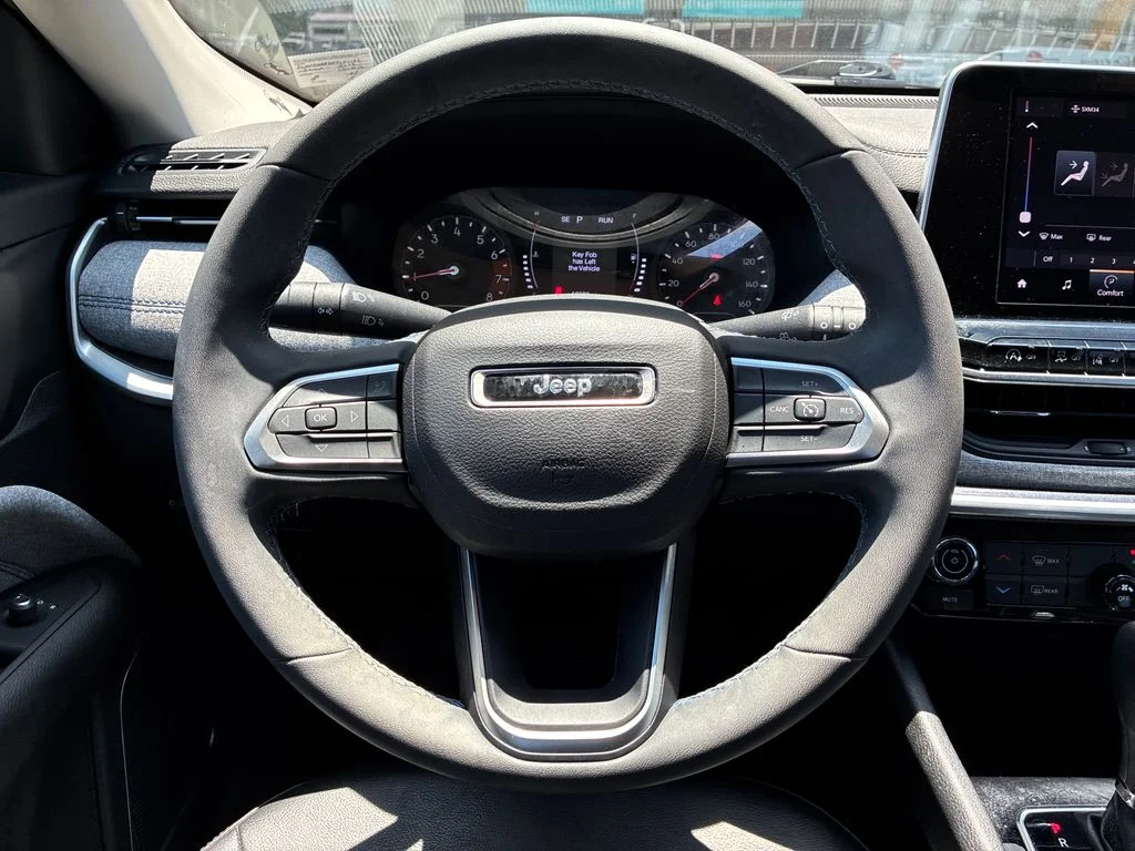 Used 2022 Gray Jeep Latitude image 15