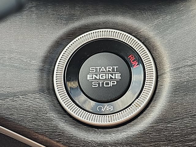 Used 2022  Jeep Limited image 19
