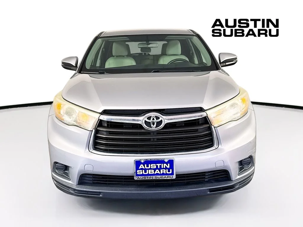 Used 2015 Silver Toyota LE image 2