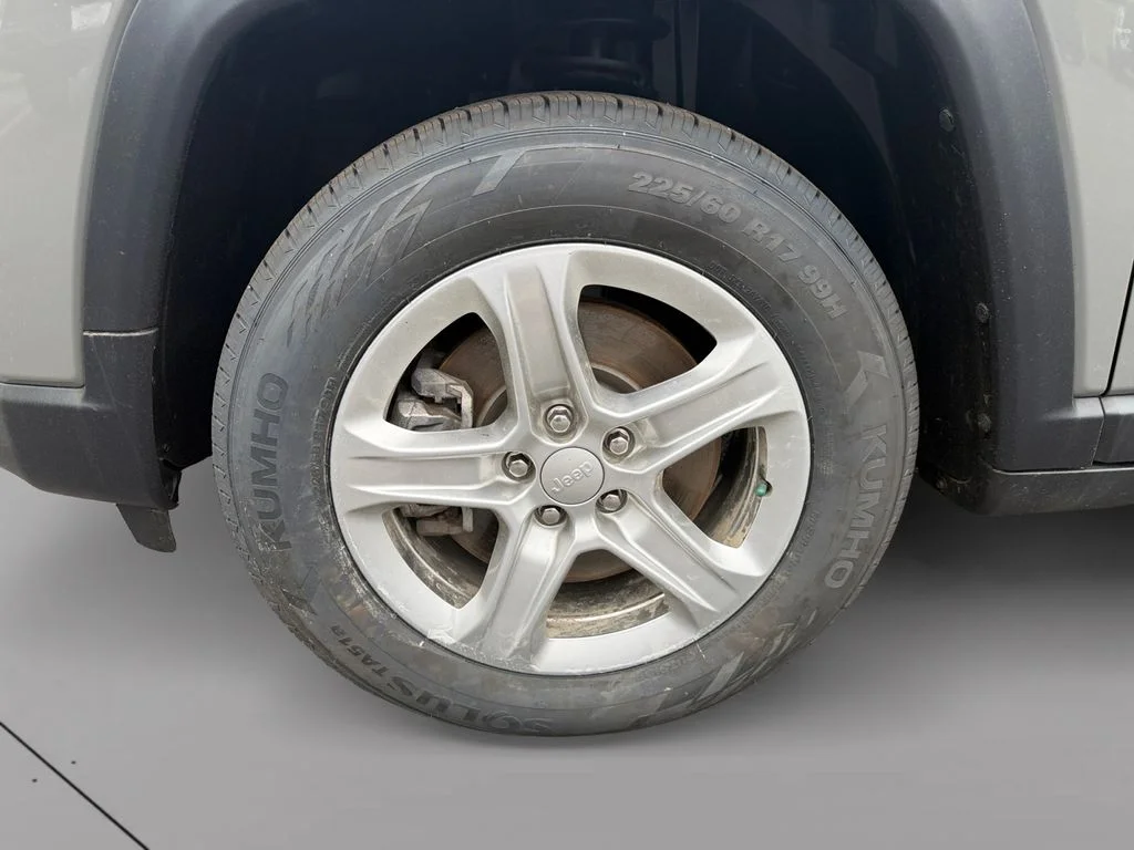 Certified Used 2023 Gray Jeep Latitude image 9