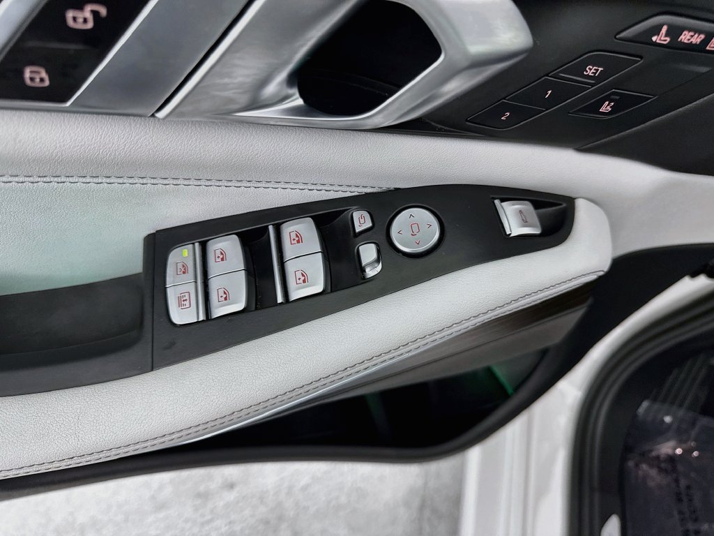 Used 2024 White BMW xDrive40i image 18