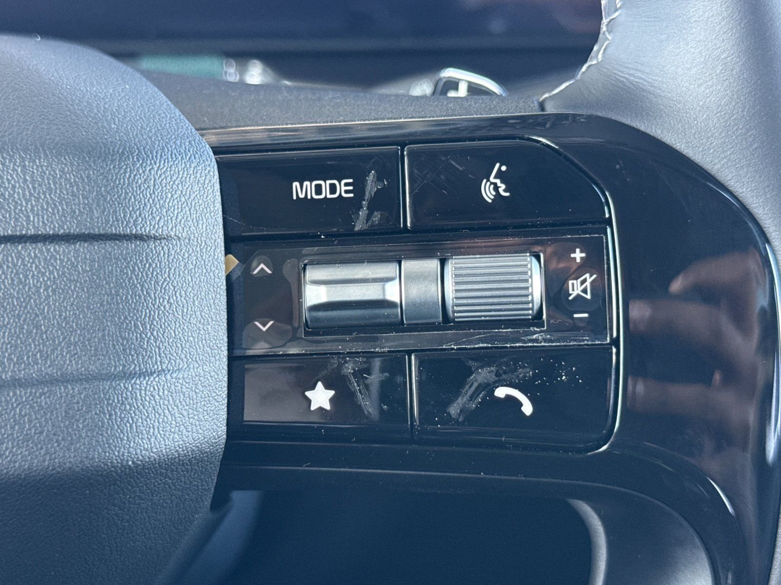 New 2026 Snow White Pearl Kia EX AWD image 30