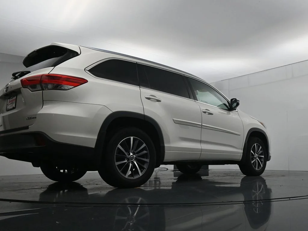 Used 2018 White Toyota XLE image 37