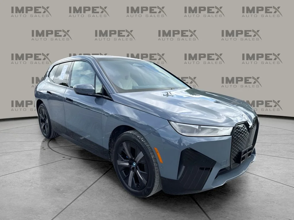 Used 2024 Gray BMW xDrive50 image 4