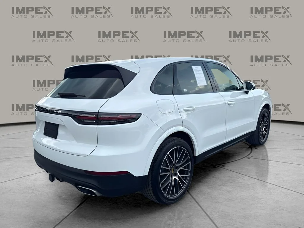 Used 2023  Porsche Base image 3