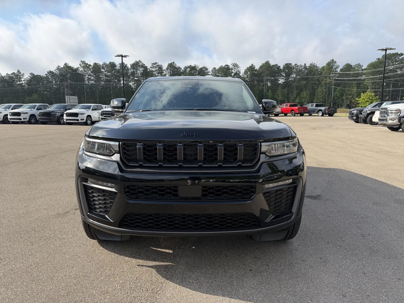 New 2026 Diamond Black Crystal Pearl-Coat Exterior Paint Jeep Limited image 2