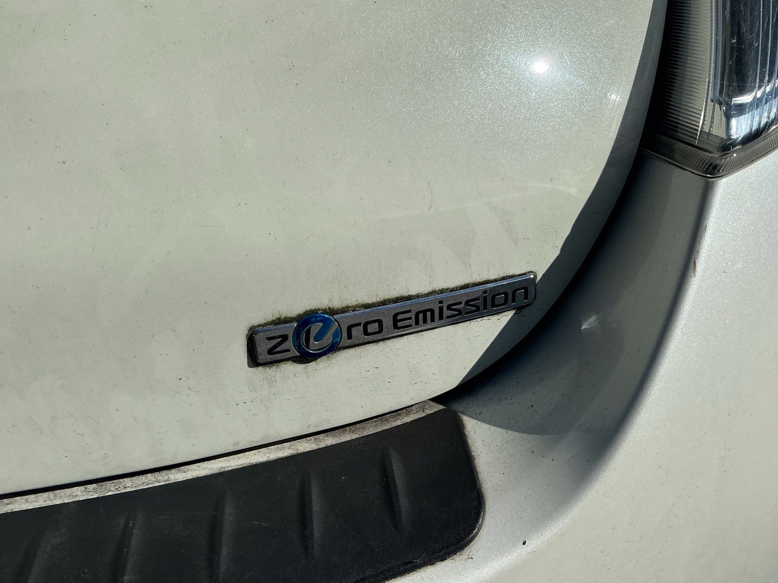 Used 2013 White Nissan SL image 8