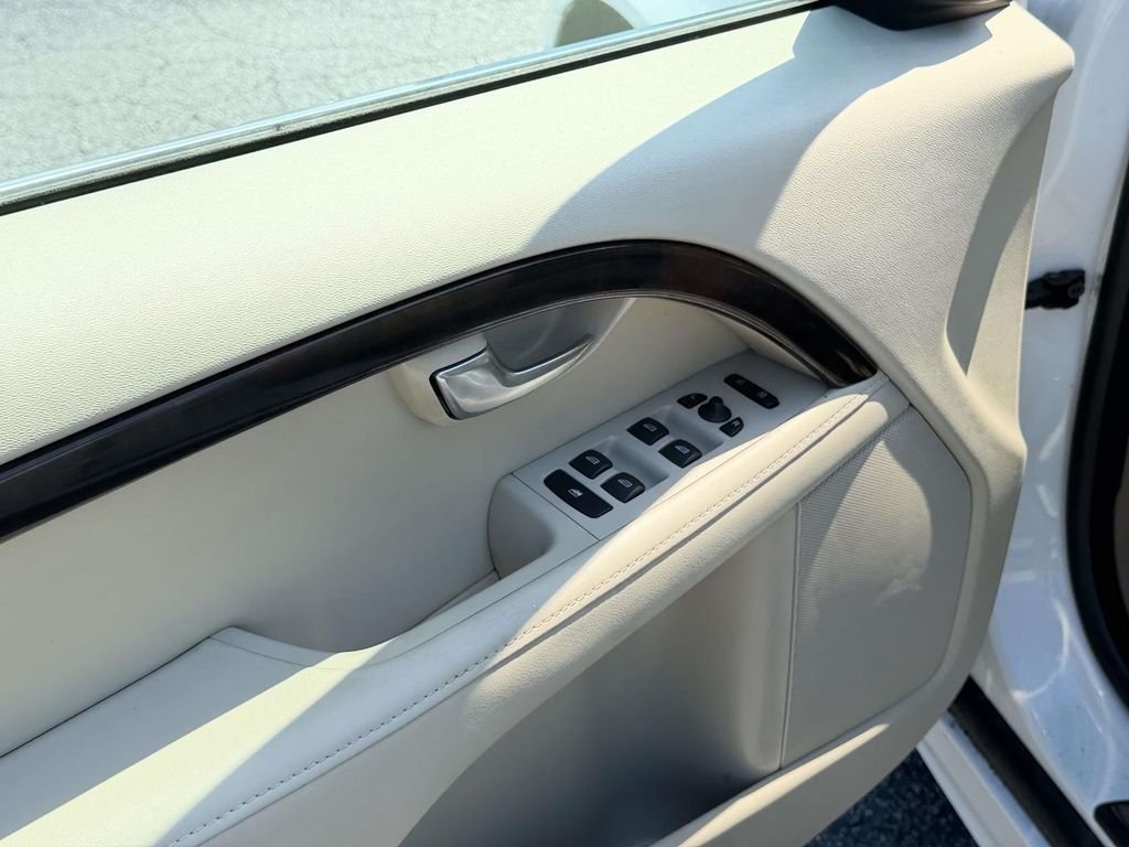 Used 2012 White Volvo 3.2 image 17