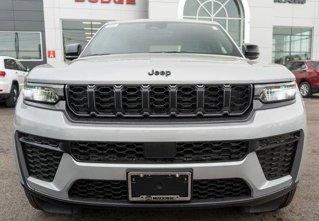 New 2026 Silver Zynith Exterior Paint Jeep Laredo Altitude image 3