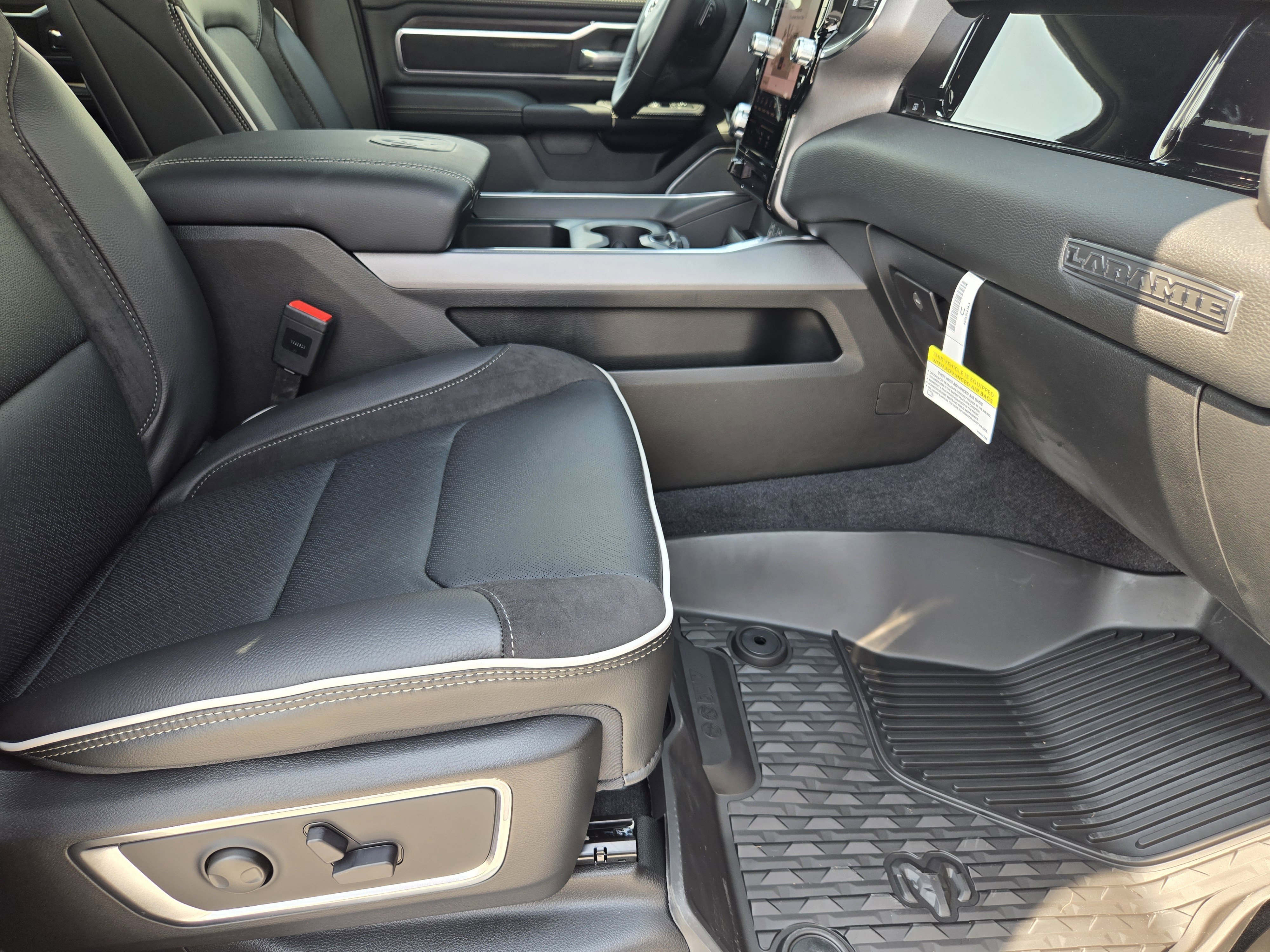 New 2026 Diamond Black Crystal Pearl-Coat Exterior Paint RAM Laramie image 12