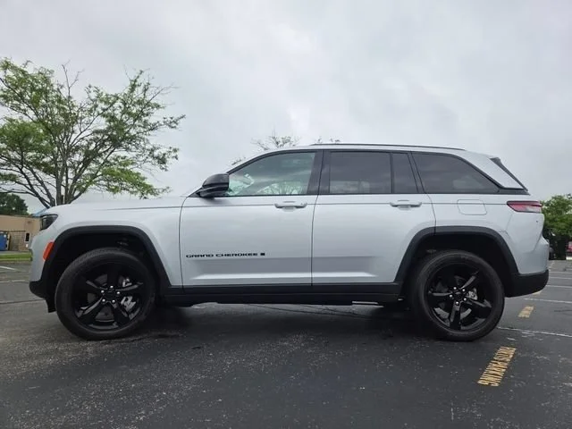Used 2024 Silver Zynith Jeep Altitude X image 20