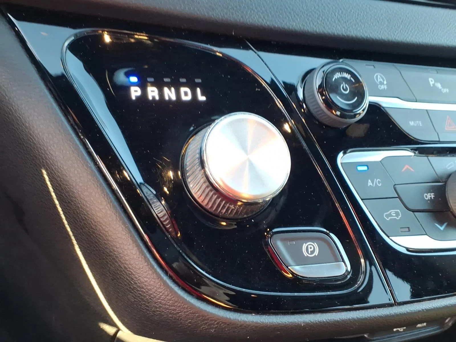 Used 2020 Granite Crystal Metallic Clearcoat Chrysler Launch Edition image 15
