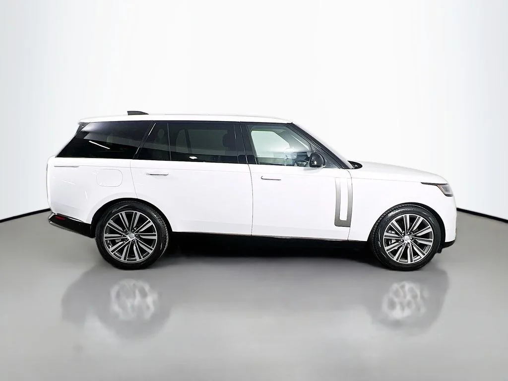 Used 2023 Fuji White Land Rover SE image 4