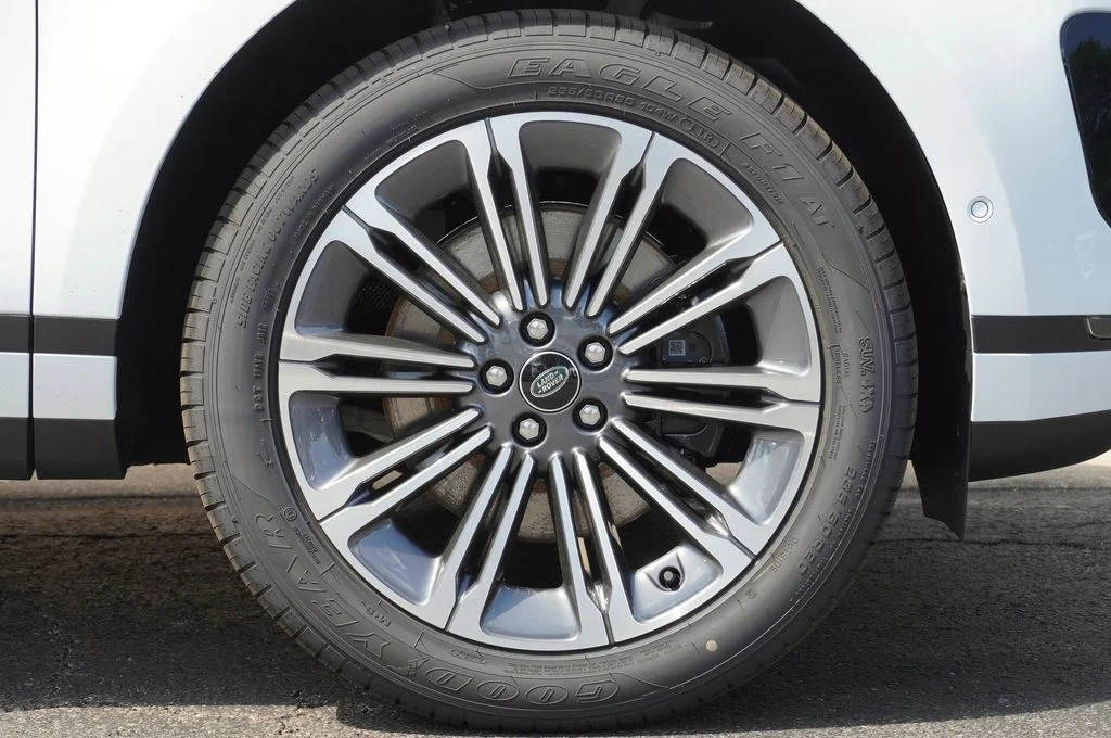 New 2026 Fuji White Land Rover S image 8
