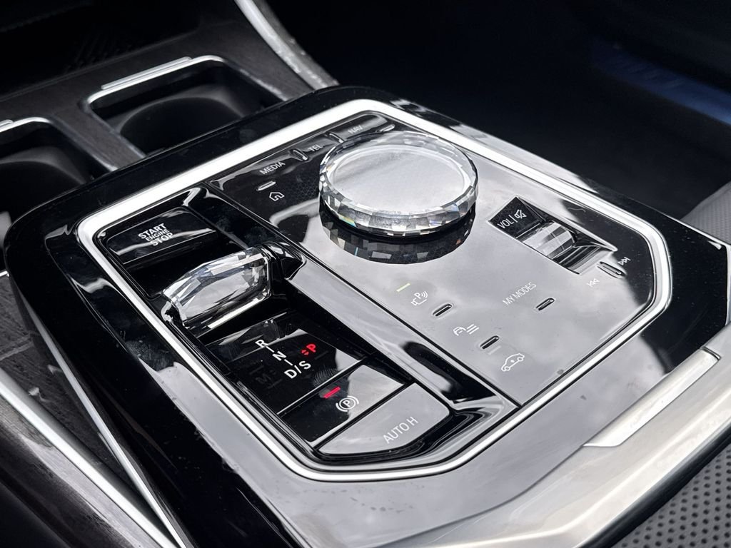 Used 2026 Alpine White BMW 760i xDrive image 22