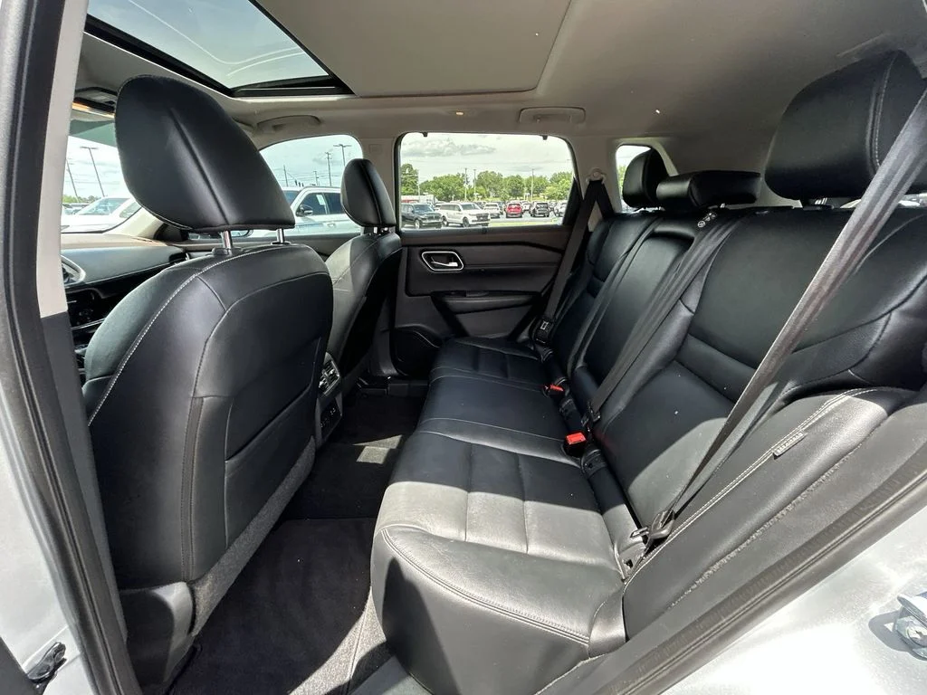 Used 2021 Silver Nissan SL image 28