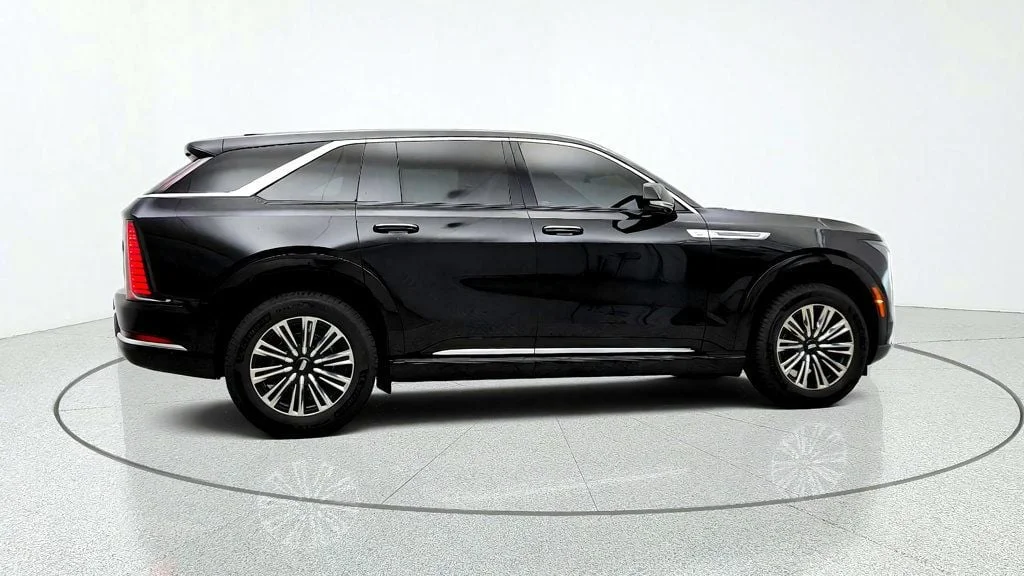 Used 2026 Black Raven Cadillac AWD 4dr Luxury image 4