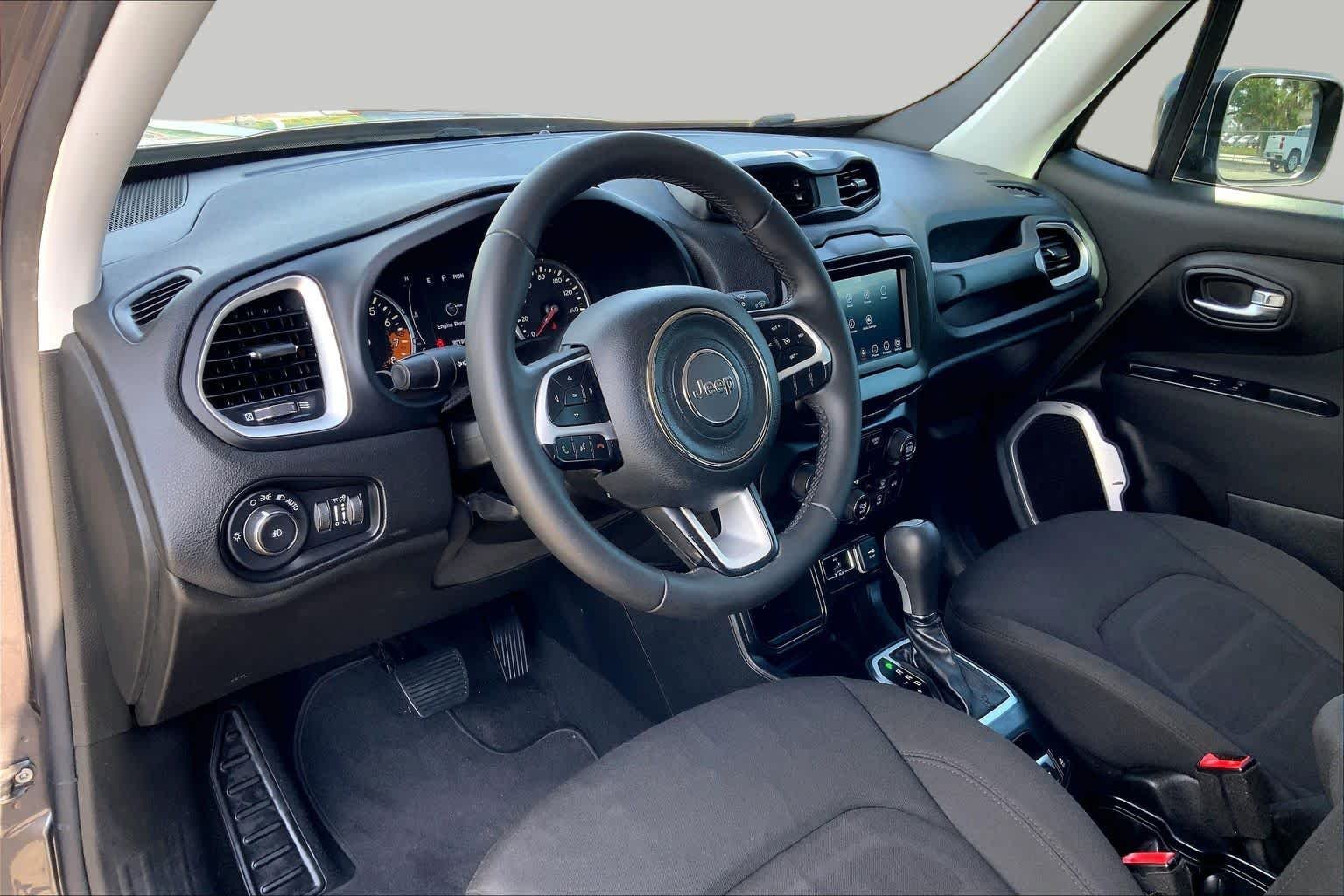 Used 2018 Granite Crystal Metallic Clearcoat Jeep Latitude image 18
