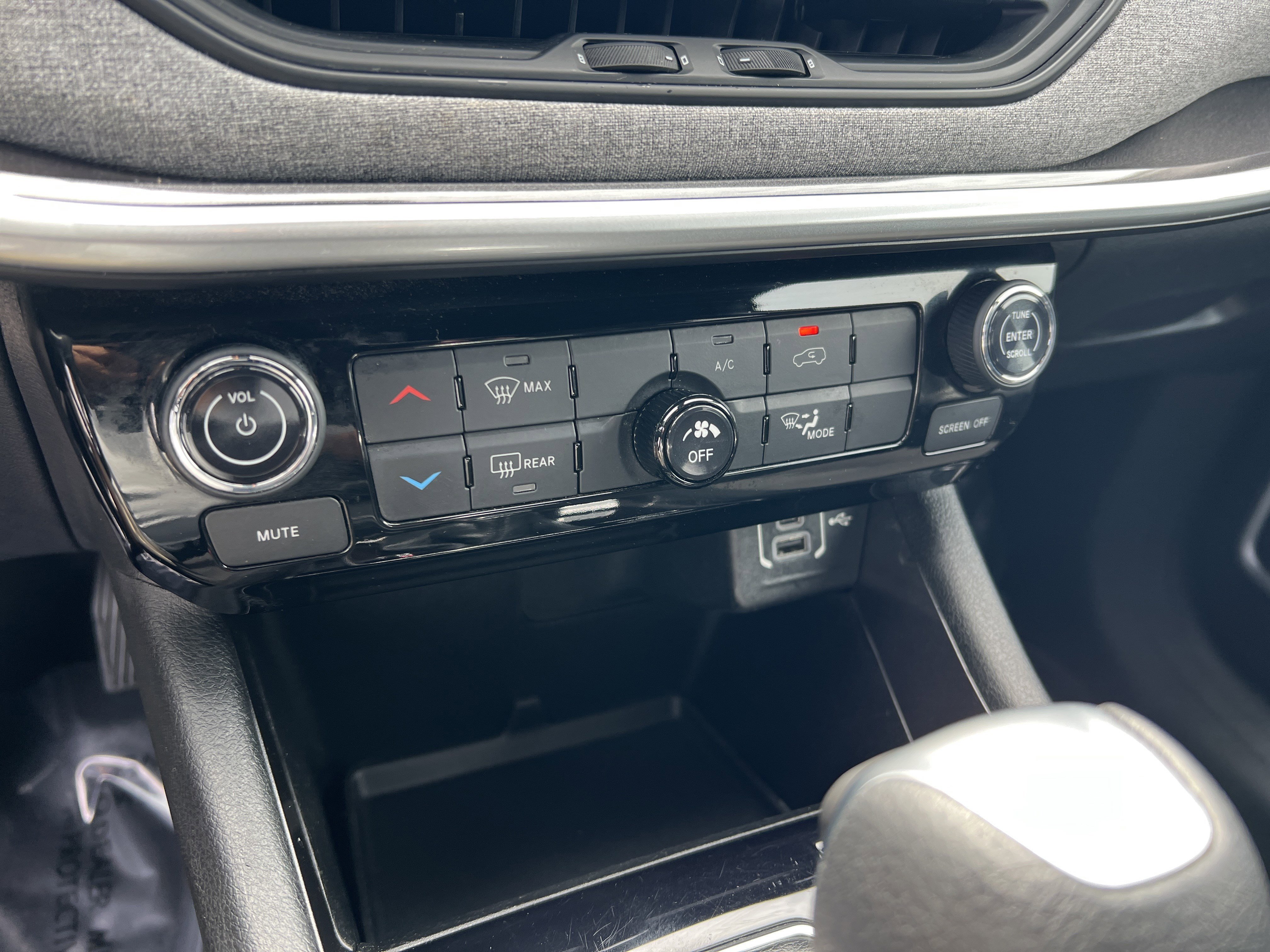 Used 2023 Diamond Black Crystal Pearlcoat Jeep Sport image 26
