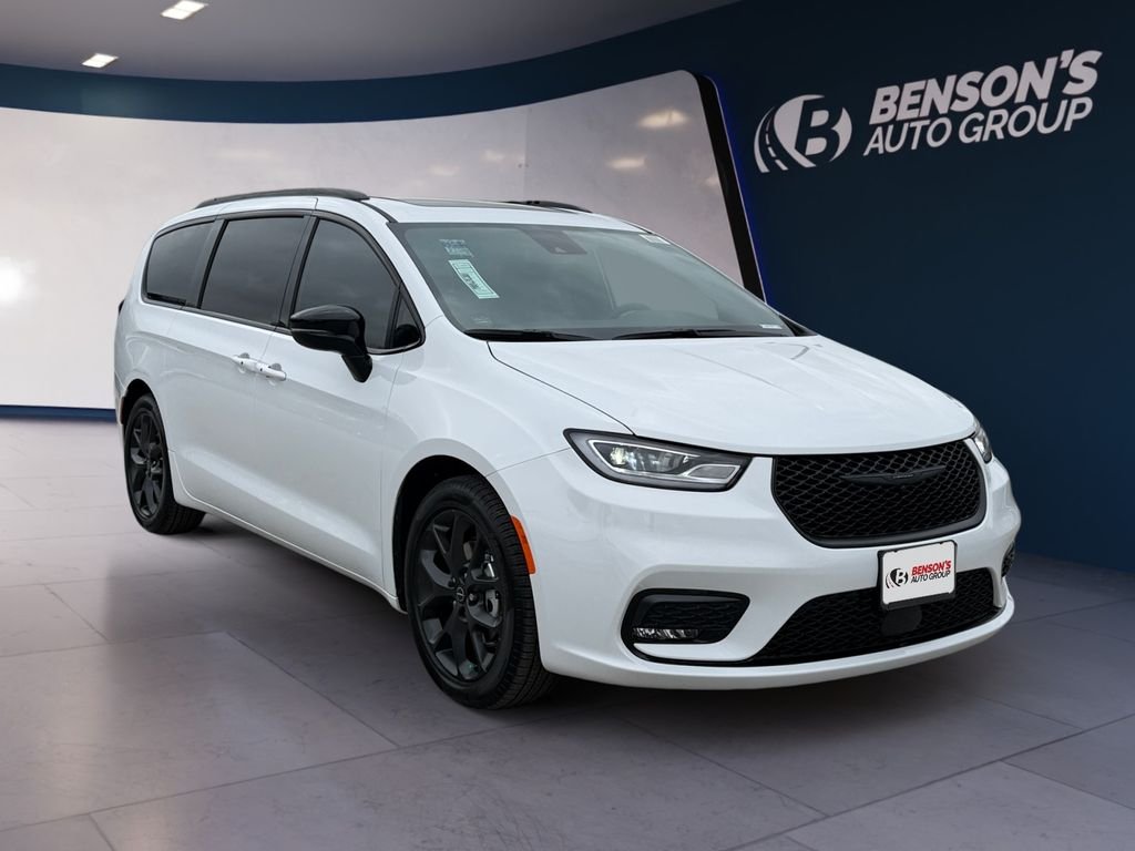 New 2026 Bright White Clear-Coat Exterior Paint Chrysler Limited image 7