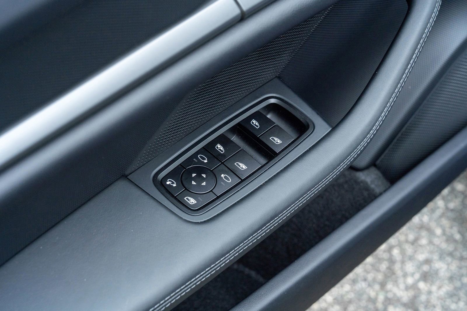 2025 Porsche Taycan Base - Photo 21