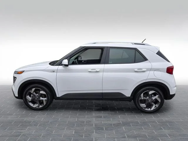 Used 2025 White Hyundai SEL image 4