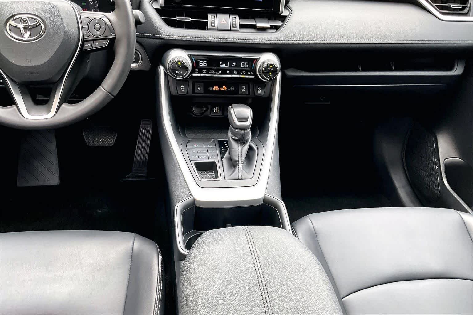 Used 2025 Wind Chill Pearl Toyota XLE Premium image 16