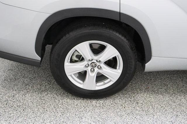 2025 Toyota Highlander LE - Photo 6