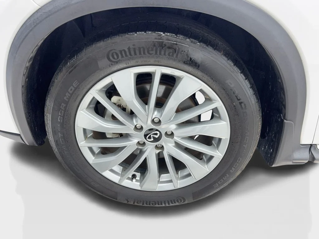 Used 2023 White INFINITI LUXE image 12