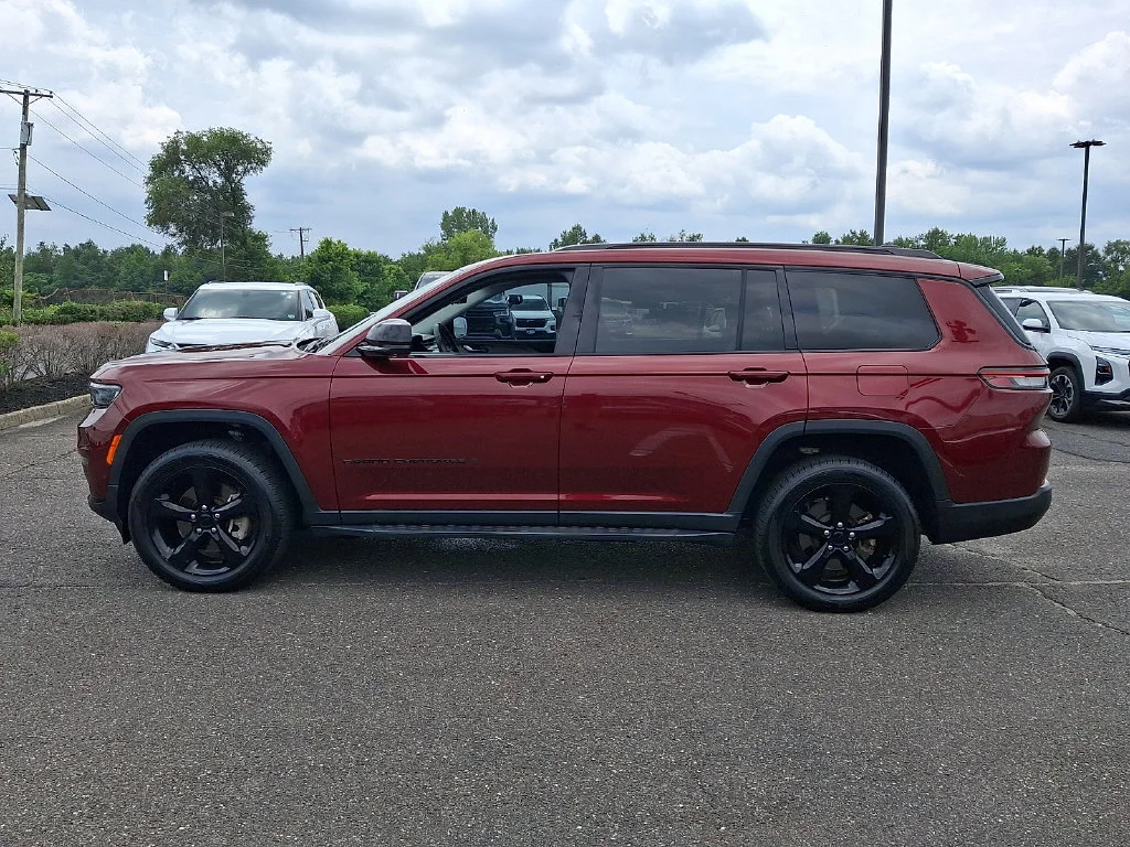 Used 2022 Velvet Red Pear Jeep Limited image 7