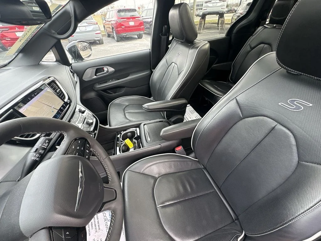 Used 2025 Blue Chrysler Limited image 22