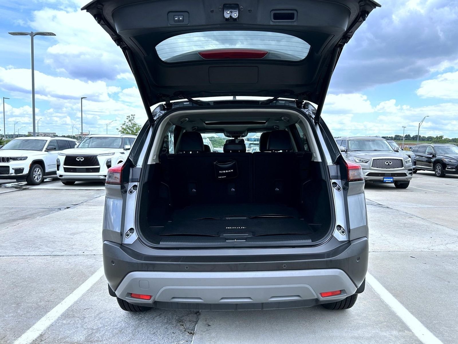 Used 2021 Gray Nissan SL image 21