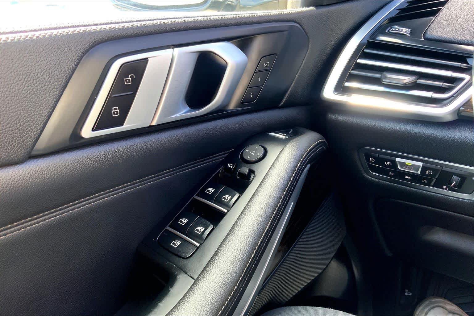 Used 2019 Black Sapphire Metallic BMW xDrive40i image 33