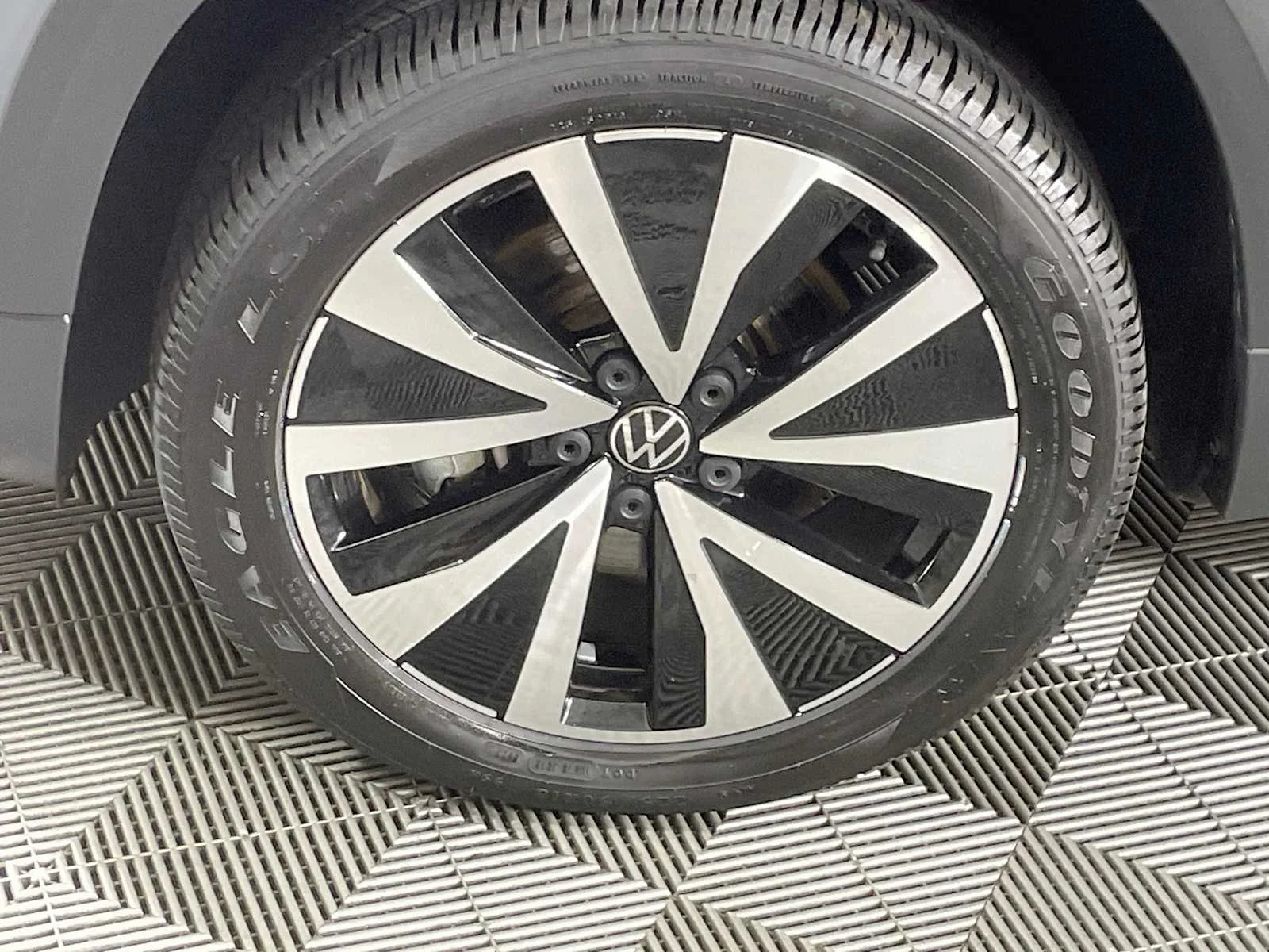 Used 2023 Gy Volkswagen SE image 29