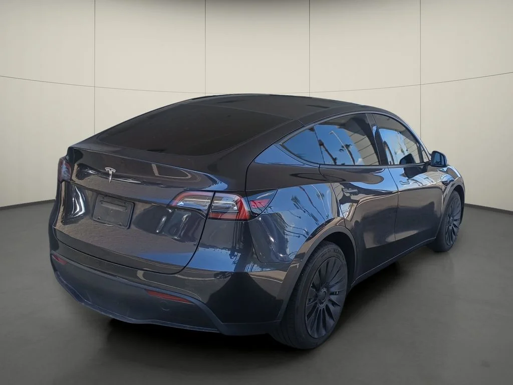 Used 2024  Tesla  image 7