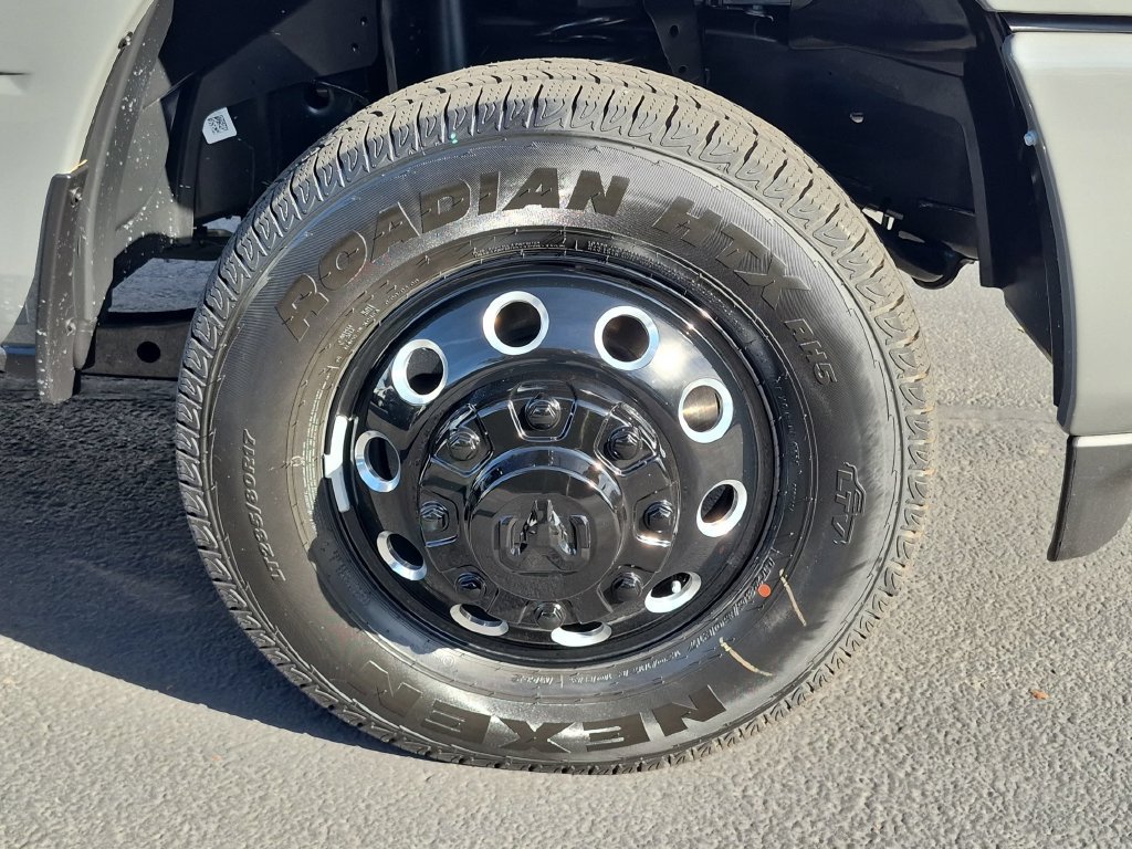 New 2027 Ceramic Gray Clear-Coat Exterior Paint RAM Laramie image 30