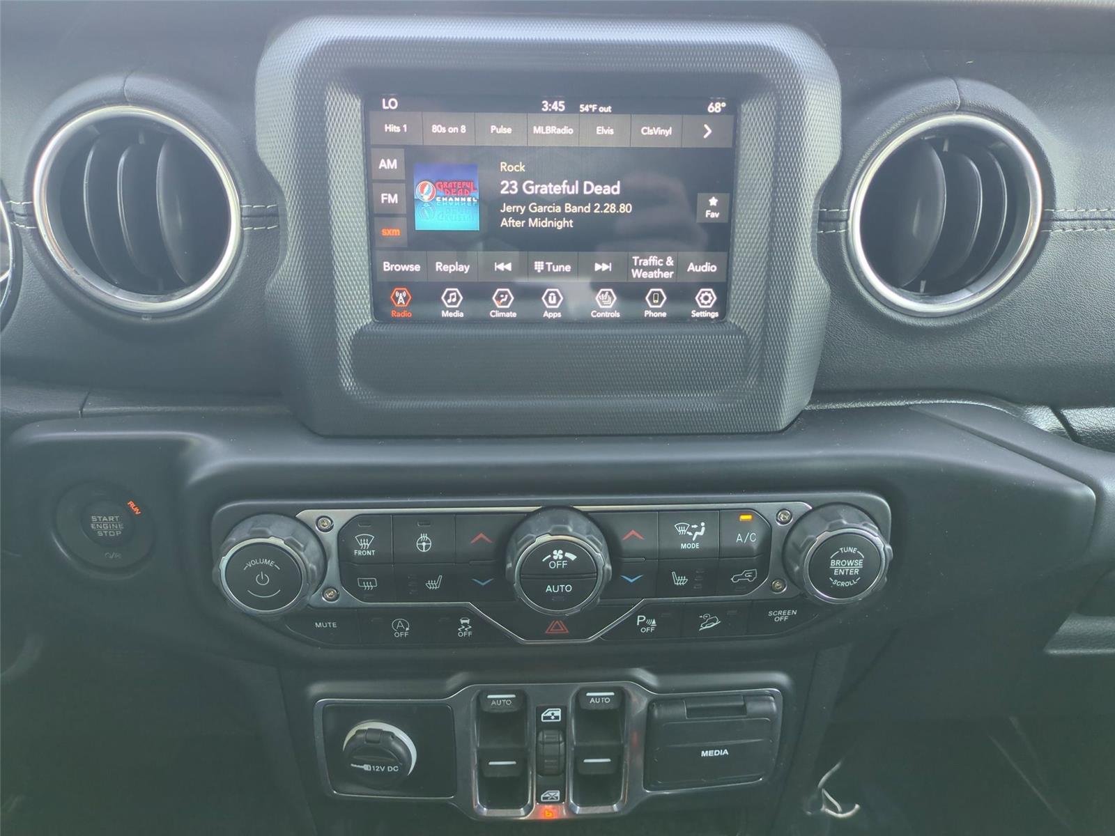 Used 2019 Bright White Clearcoat Jeep Sahara image 23