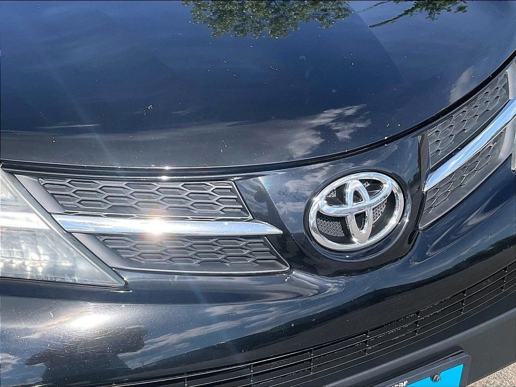 Used 2013 Black Toyota LE image 28