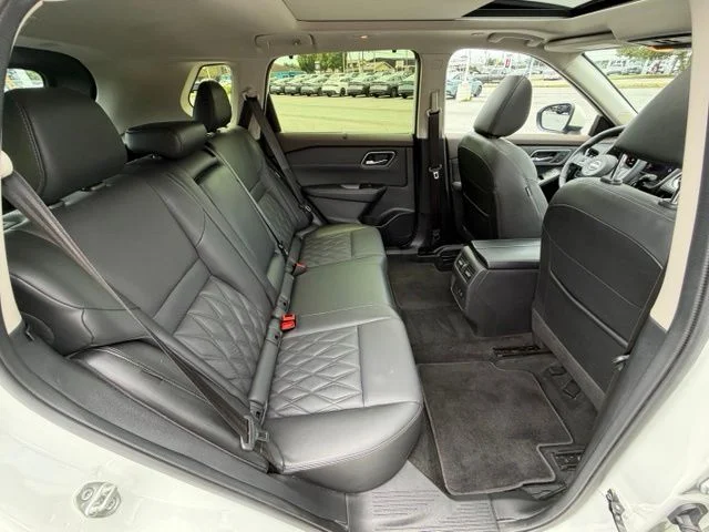 Used 2023 Pearl White Nissan Platinum image 17
