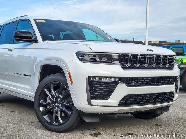 New 2026 Bright White Clear-Coat Exterior Paint Jeep Limited image 2