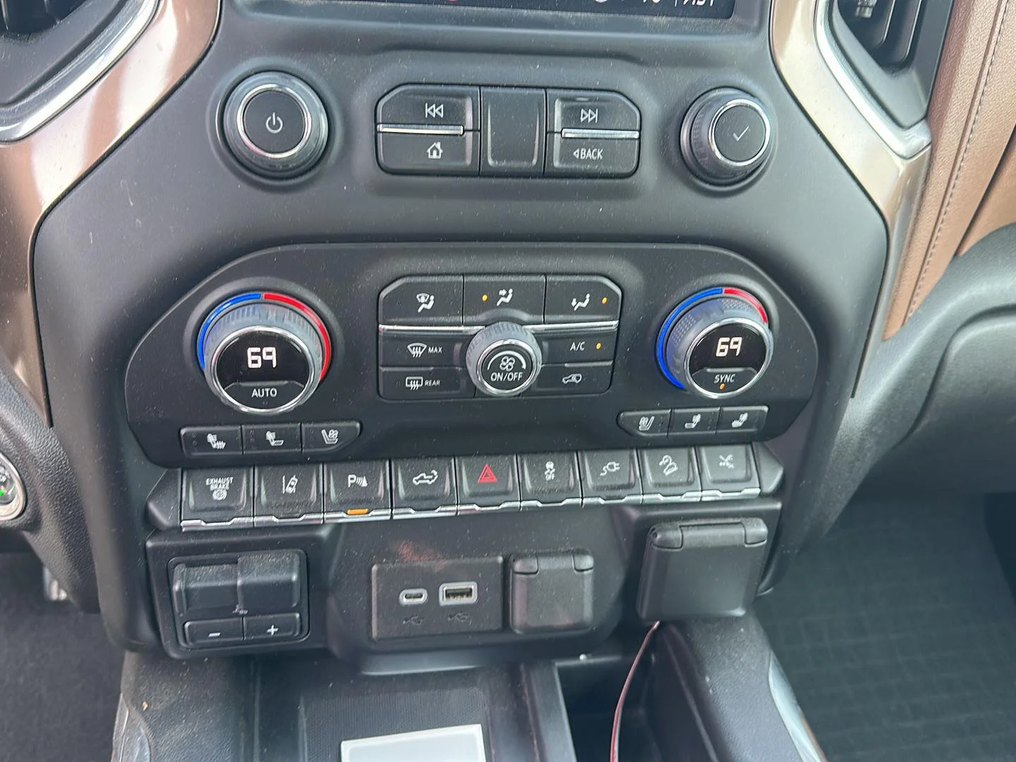 Used 2022 Iridescent Pearl Tricoat Chevrolet High Country image 10