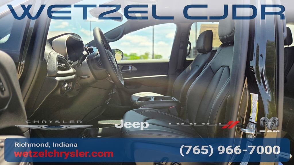 New 2027 Diamond Black Crystal Pearl-Coat Exterior Paint Chrysler Select image 15
