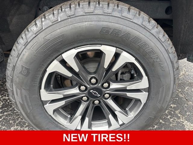 Used 2022 Black Chevrolet Z71 image 27