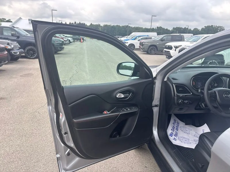 Used 2022 Silver Jeep Trailhawk image 22