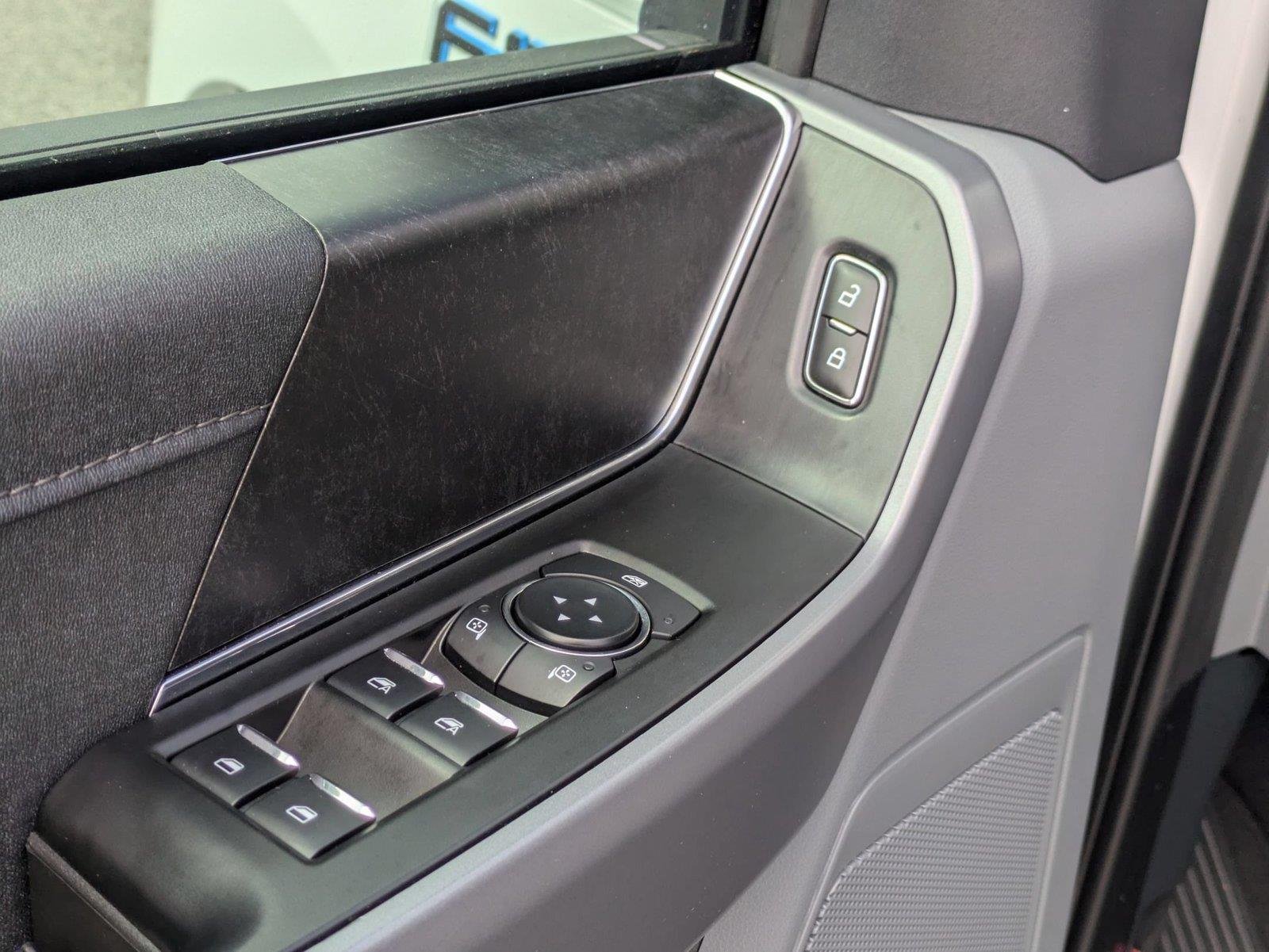 Used 2025 Oxford White Ford XLT image 13