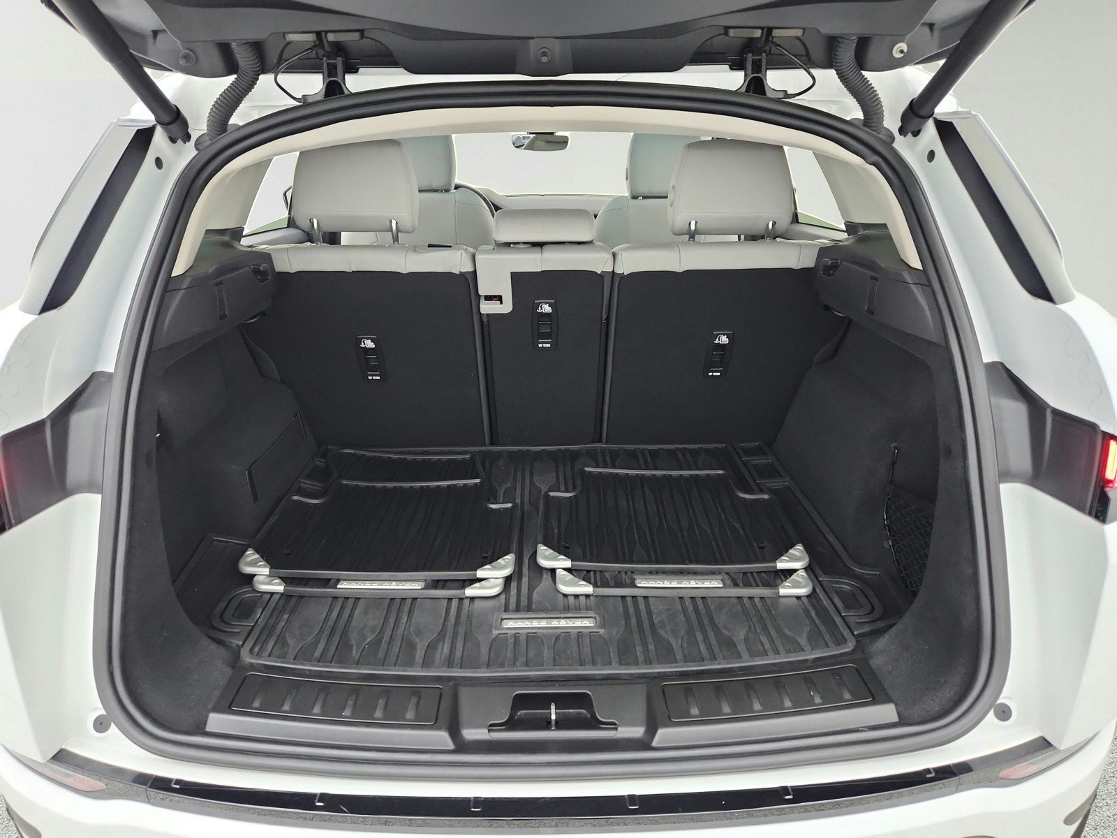 Used 2021 Fuji White Land Rover S image 32
