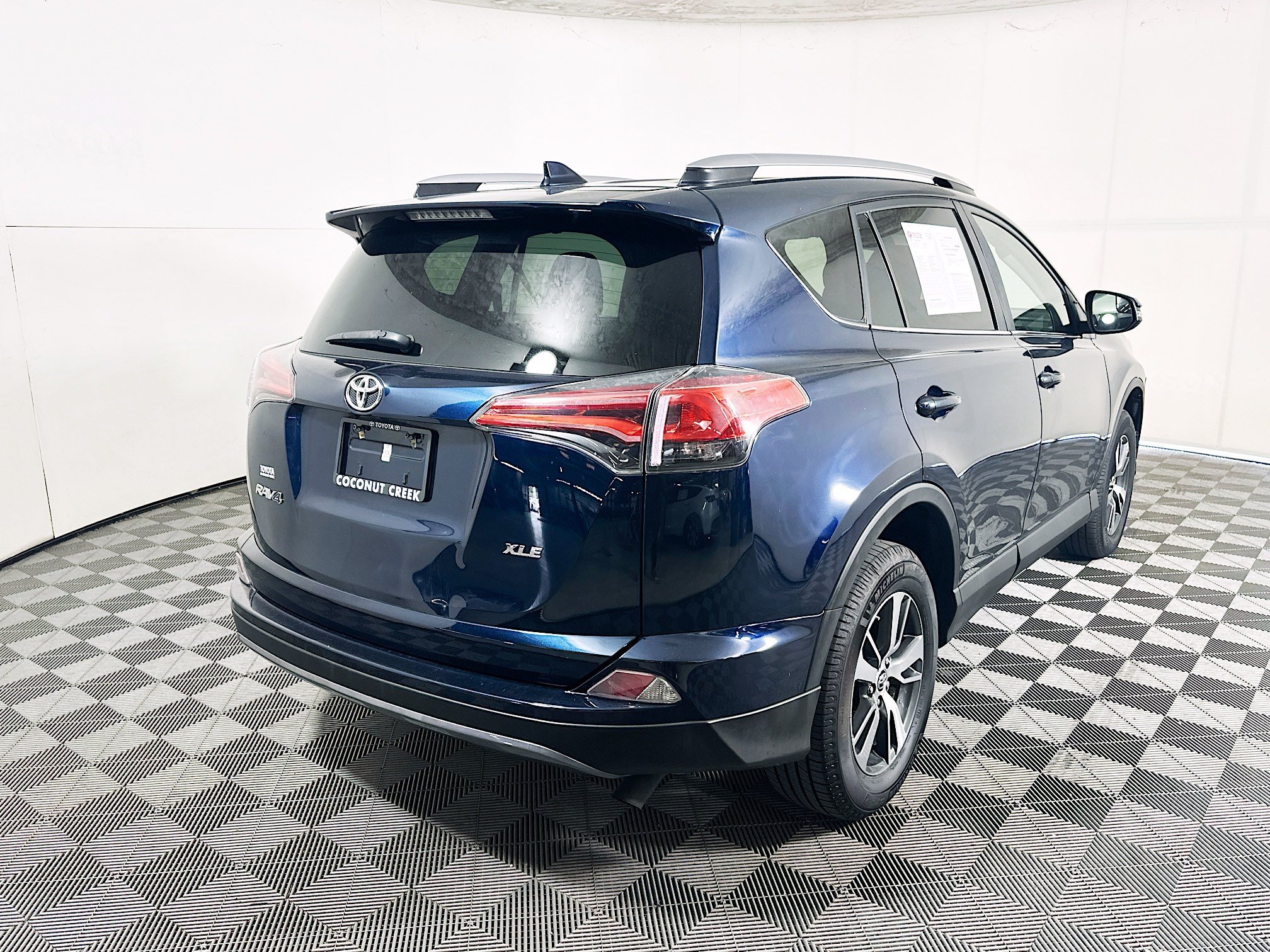 Used 2017 Aqua Toyota XLE image 3