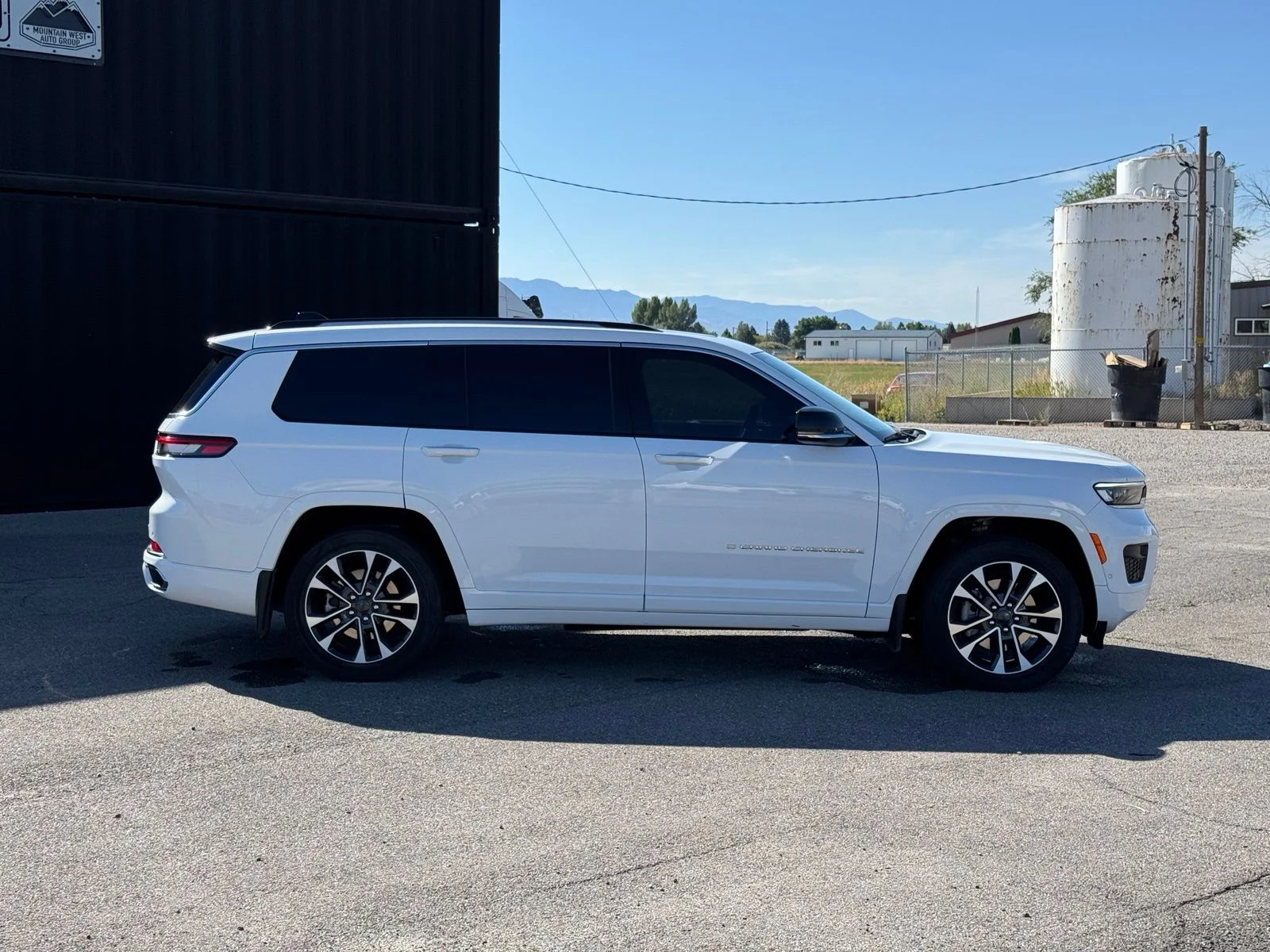 Used 2024 White Jeep Overland image 3